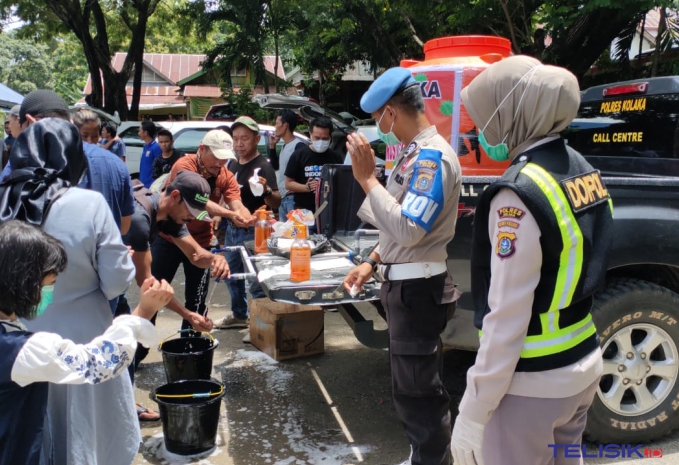 Cegah COVID-19, Polres Kolaka ajarkan cara cuci tangan yang benar kepada penumpang di Terminal Sabilambo. Foto: Yus/Telisik