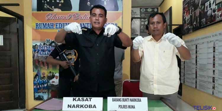 Kasat Narkoba Polres Muna,  IPTU Hamka memperlihatkan BB sabu. Foto: Naryo/Telisik