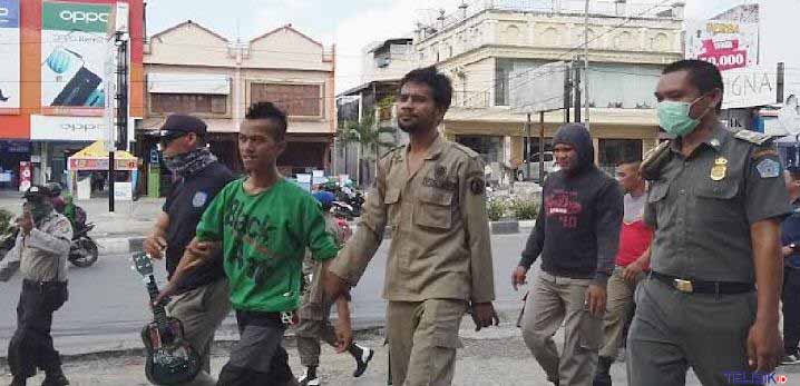 Petugas gabungan mengamankan sejumlah anak jalanan. Foto: Siswanto Azis/Telisik