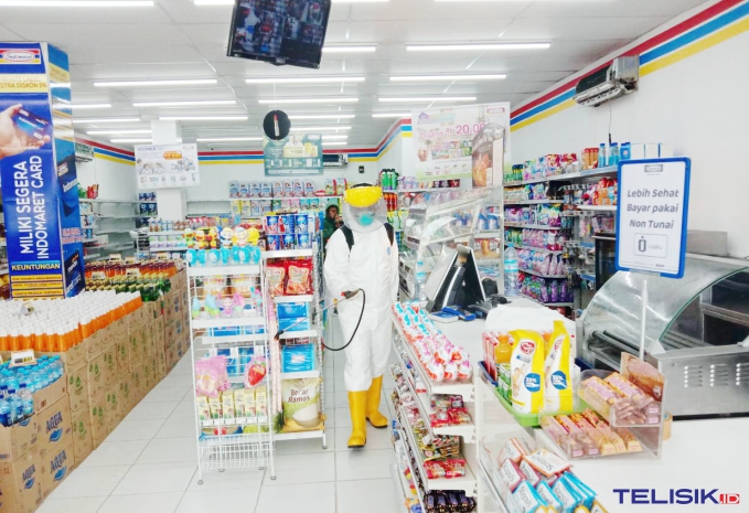 Penyemprotan disinfektan di dalam Indomaret dilakukan oleh Tim Tanggap COVID-19. Foto: Muh. Surya Putra/Telisik