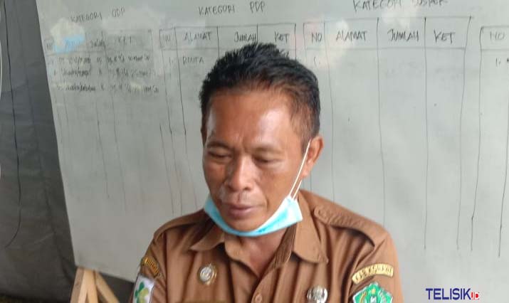 Kadis Kesehatan, Mawar Taligana saat dimintai keterangan di posko Tanggap virus corona Depan Dinas kesehatan kab. Konawe Foto : Muh. Surya Putra/Telisik