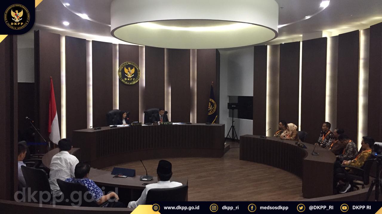 Suasana sidang DKPP, memberhentikan tetap Anggota KPU Kabupaten Konawe Utara, Zul Juliska Praja atas dugaan pelanggaran kode etik penyelenggara pemilu. Foto: Humas DKPP