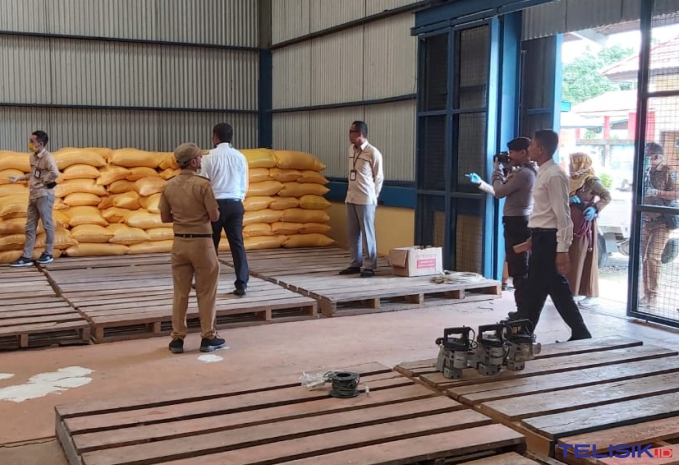 Sub Satgas Pangan Polres Muna saat melakukan pengecekan di beberapa distributor bahan pokok. Foto : Naryo/Telisik