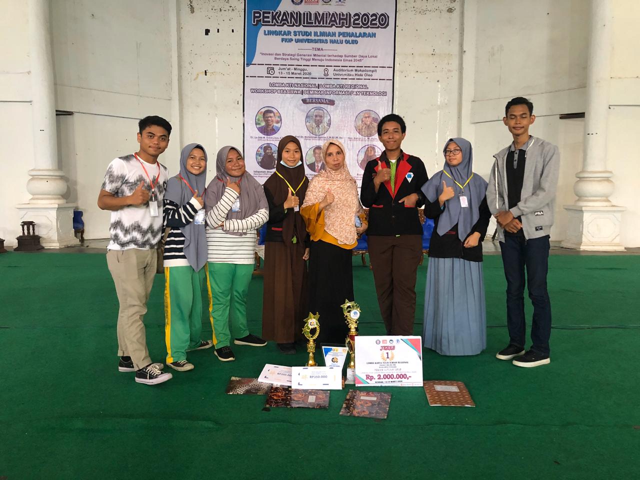 Siswa SMAN 2 Kendari menerima hadiah LKTIS se-Sultra. Foto: Ist