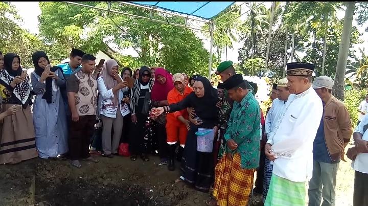 Suasana upacara pemakaman almarhum Serka (Anumerta) La Ongge, sang istri menabur bunga. Foto: Ridwan Amsyah/Telisik