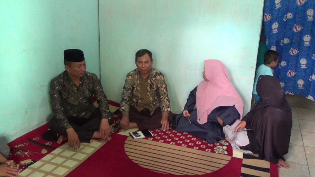 Suasana usai melakukan pernikahan via handpone secara online. Foto: Yus/Telisik