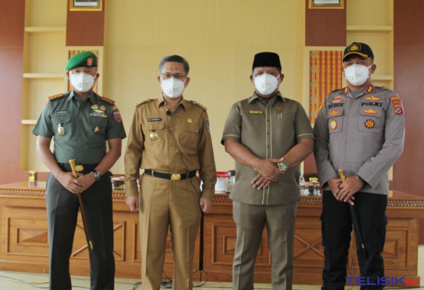 Wali Kota Kendari, Sulkarnain Kadir (Kedua dari kiri) didampingi Forkopimda Kota Kendari. Foto: Musdar/Telisik