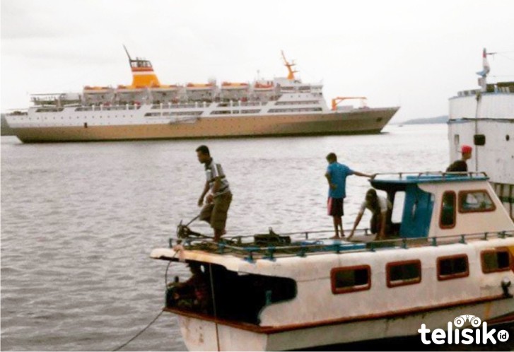 Kru KM Lambelu sementara diisolasi mandiri di perairan Makassar. Foto: Ist.