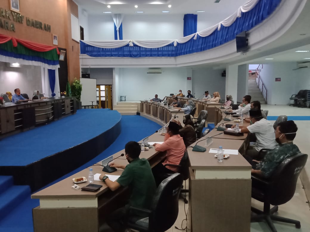 Rapat internal anggota DPRD Kolut yang menyepakati masing-masing anggota menyumbang sebanyak Rp8 juta. Foto: Muh. Risal/Telisik