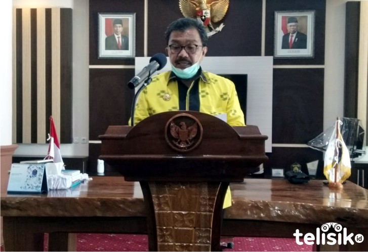 Bupati Wakatobi, H Arhawi saat konferensi pers di ruang kerjanya. Foto: Juno/Telisik.
