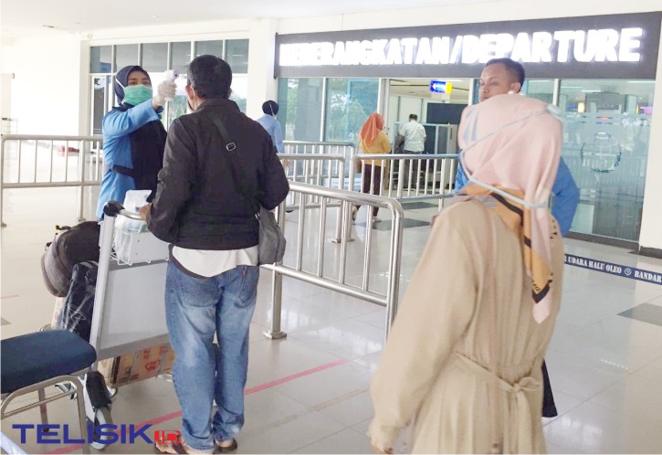Periksaan suhu badan penumpang di pintu masuk Bandara HO Kendari. Foto: Dul/ Telisik