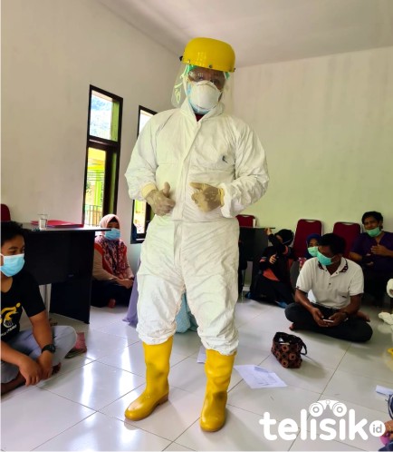 Juru Bicara (Jubir) Gugus Tugas Percepatan Penanganan COVID-19 Kolut, dr. Syarif Nur Ramly, ketika memperagakan penggunaan Alat Pelindung Diri (APD) kepada tim medis Satgas COVID-19. Foto: Muh. Risal/Telisik
