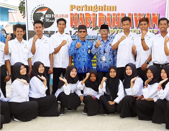 Kepala LRSPDSRW Meohai Kendari, Budi Sucahyon bersama para penerima manfaat. Foto: Ist