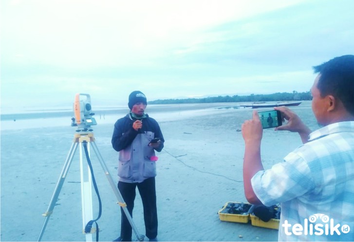 Sejumlah warga Kendari yang mendatangi Pantai Buhari Kolaka, untuk melihat hilal bulan ramadan. Foto: Ist.