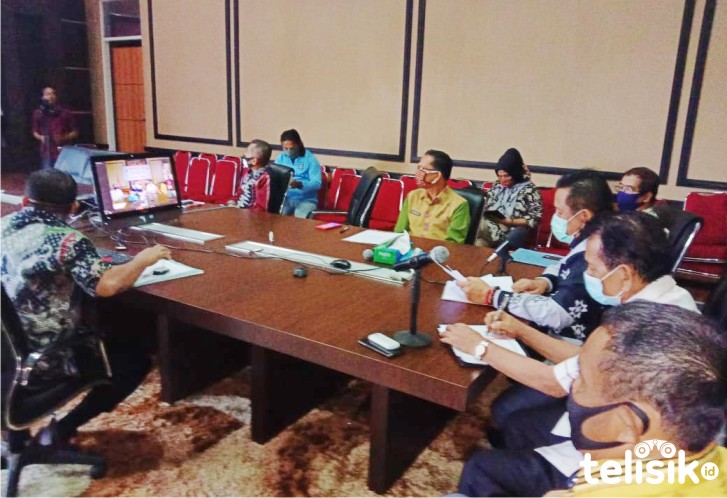 Bupati Muna, LM Rusman Emba, Ketua DPRD, La Saemuna dan Pj Sekda, Muhamad Djudul mengikuti video conference. Foto: Naryo/Telisik