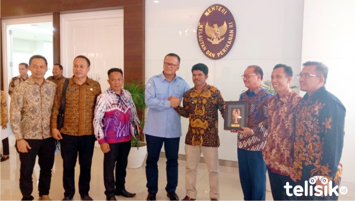 Kades Ranooha Raya Marhalim saat berjabat tangan dengan Mentri KKP Edhy Prabowo. Foto: Istimewa