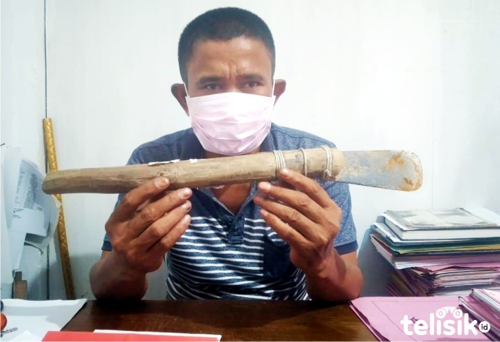 IPTU Supratman Ambon menunjukkan barang bukti penganiayaan. Foto: Ibnu/Telisik