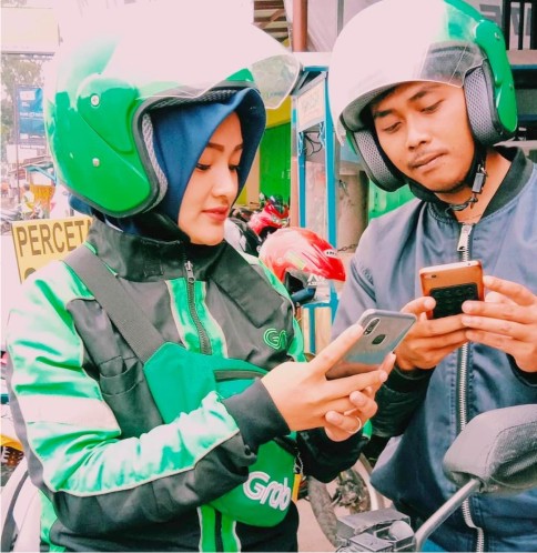 Pengemudi ojol setelah mendapat orderan. Foto: Repro instagram @real_fitriasc