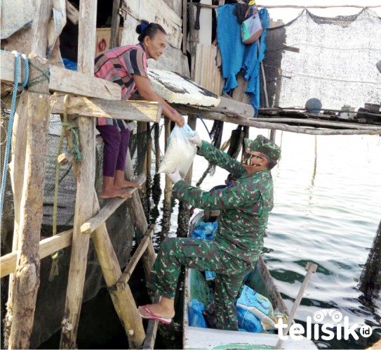 Dandim 1417 Kendari Kolonel Inf Alamsyah menyerahkan bantuan pada warga Suku Bajo di Desa Mekar Bajo Kecamatan Soropia. Foto: Ist.