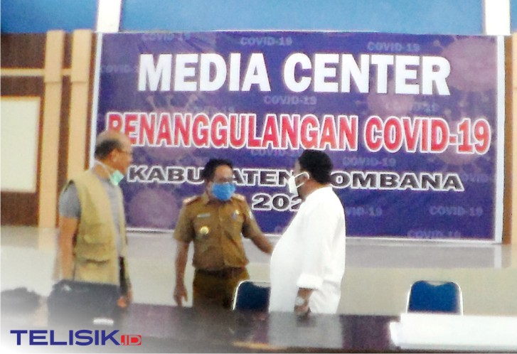 Bupati Bombana, Tafdil  berbincang bersama Kadis Perhubungan, Sahrun dan Juru Bicara Satgas COVID-19,Heryanto di Posko Utama Penanganan dan pencegahan Corona. Foto: Hir/Telisik