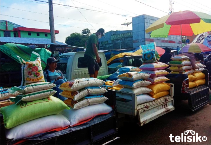Pedagang beras di Pasar  Wawotobi, Konawe. Foto: Muh. Surya Putra/Telisik