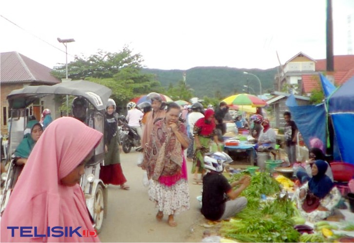 Suasana Pasar Sore Kasipute, Bombana. Foto: Hir/Telisik