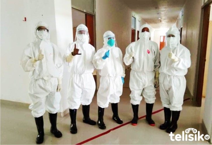 Petugas medis yang melakukan rapid test di RS Raha. Foto: Naryo/Telisik
