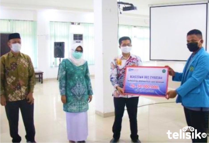 Penyerahan Bantuan kepada perwakilan mahasiswa. Foto: Ist.
