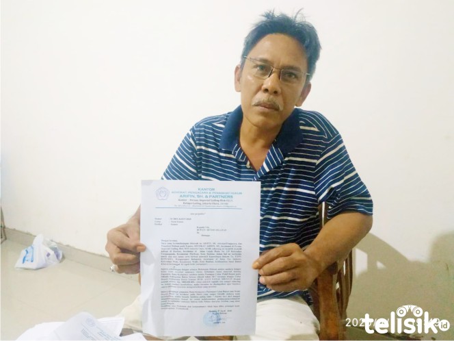 Kuasa Hukum Tony Kongres alias Acucu, Arifin SH, saat menunjukkan surat somasi yang telah dikirim ke Bupati Buton Selatan (Busel), H. La Ode Arusani. Foto: Deni Djohan/Telisik