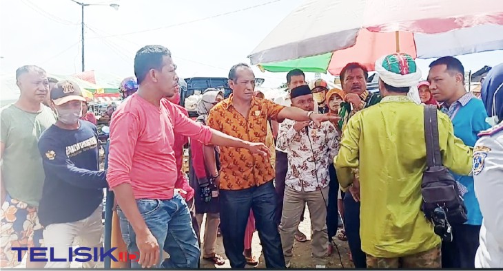Kadis Perindag Muna, La Ode Darmansyah bersama Anggota Komisi II DPRD Muna, menertibkan pedagang. Foto: Naryo/Telisik