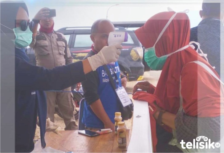 Suasana cek thermoscener oleh petugas medis kepada warga. Foto: Hir/Telisik