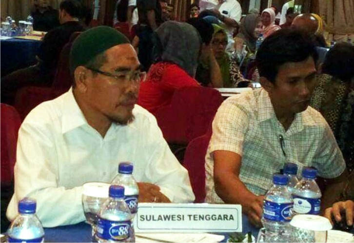 Mantan Sekretaris KPU Bombana, Nasarudin (kemeja putih). Foto: Ist.