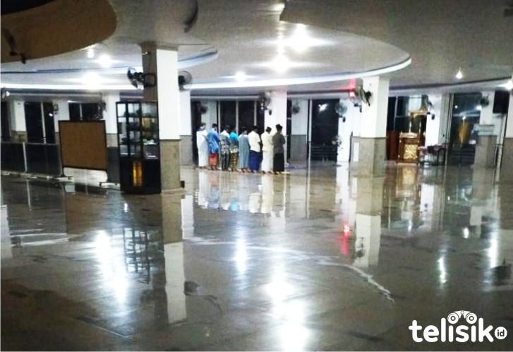 Kondisi Masjid Agung Lasusua, Kolaka Utara, malam pertama di bulan suci Ramadan. Tidak ada aktivitas Salat Tarawih. Jamaah Salat Isya pun hanya sembilan orang. Foto: Muh. Risal/Telisik