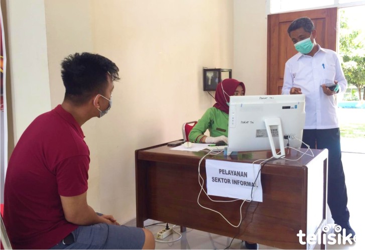 Suasana pendataan pekerja yang terkena dampak COVID-19 di Dinas Nakertrans Sultra. Foto: Dul/Telisik