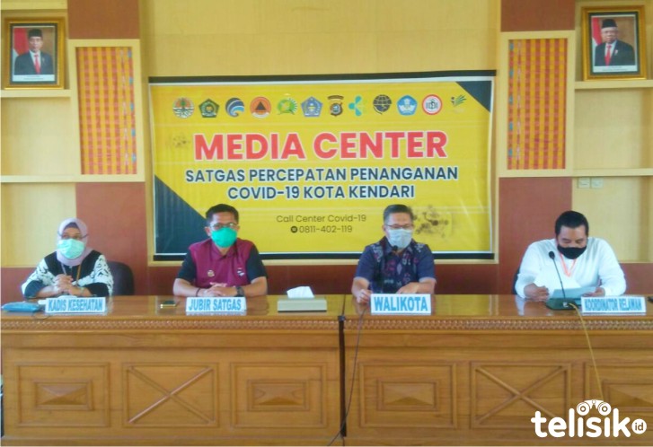 uru Bicara Tim Gugus Tugas Penanganan pencegahan COVID-19 di Kota Kendari dr. Alghazali Amirullah. (kedua dari kiri). Foto: Musdar/Telisik