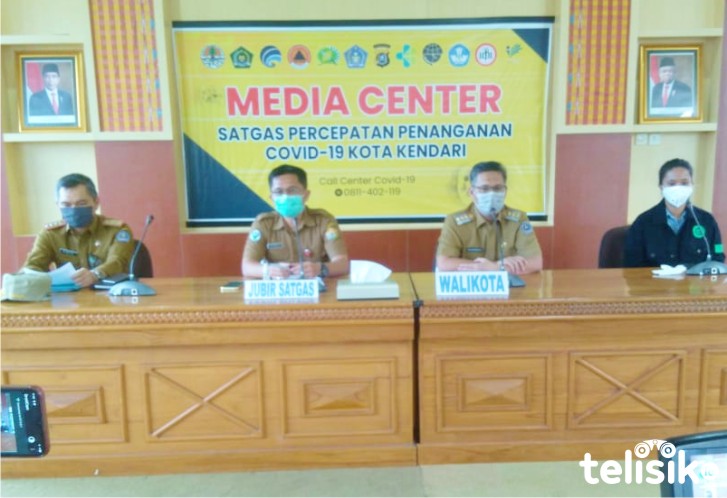 Juru Bicara Tim Gugus Tugas Penanganan  COVID-19 Kota Kendari dr. Alghazali Amirullah. (Kedua dari kiri). Foto: Musdar/Telisik