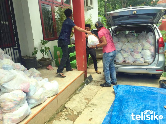 1.113 paket sembako untuk warga terdampak COVID-19. Untuk menghindari kerumunan, paket dibagikan door to door. Foto: Dul/Telisik