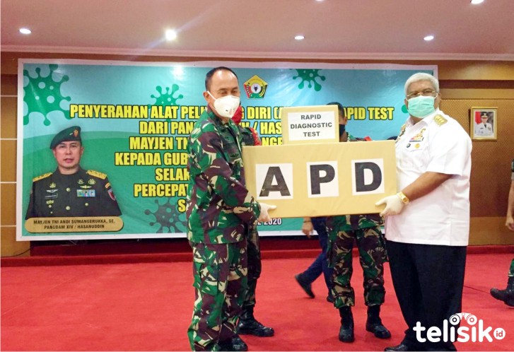 Pangdam XIV Hasanuddin saat menyerahkan APD dan rapid tes kepada Gubernur Ali Mazi. Foto: Dul/Telisik