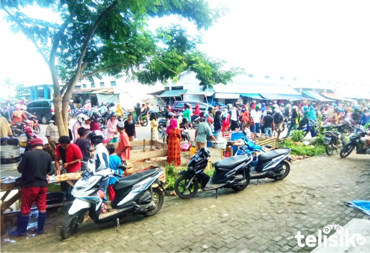 Kondisi Pasar Wameo Baubau yang padat pengunjung, mengabaikan physical distancing. Foto: Ridwan/Telisik