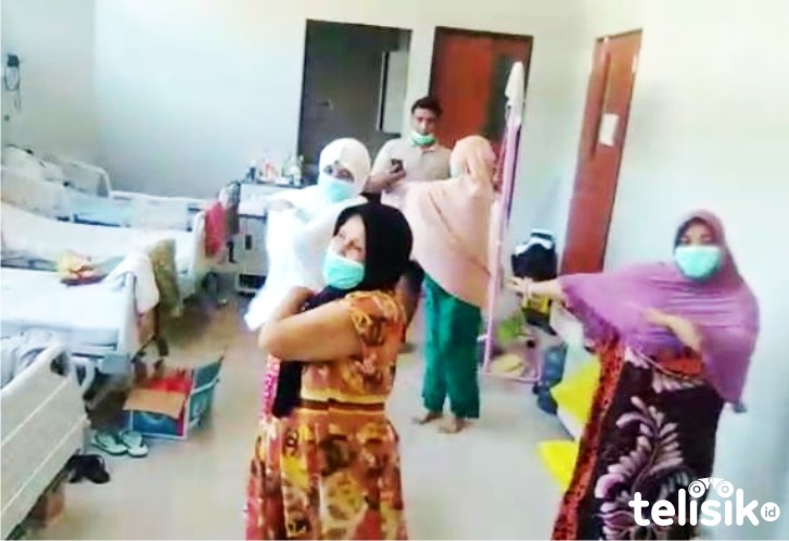 Pasien COVID-19 saat berolahraga di ruang isolasi RS Bahteramas Kendari. Foto: Ist.