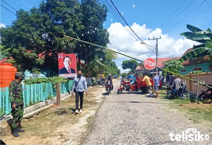 Pemasangan portal di Kelurahan Watonea. Foto: Naryo/Telisik