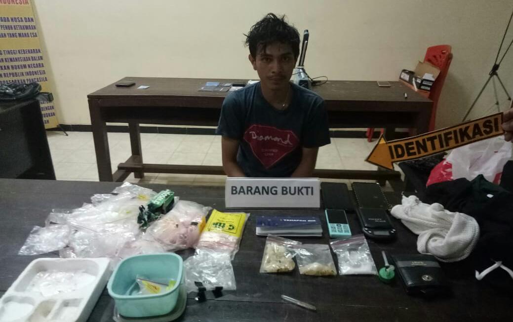 Pelaku, Melki Toding, beserta barang bukti sabu. Foto: Ist
