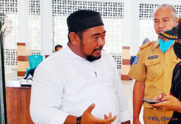 Heryanto, S.KM sedang memberikan keterangan tentang perkembangan kasus COVID-19 Bombana. Foto: Hir/Telisik