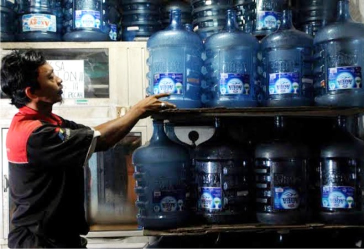 Salah seorang pelayan Depot isi ulang air minum Foto: Repro google.com
