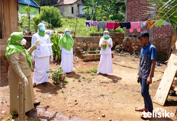 Petugas Puskesmas Waborobo mendata salah satu warga pendatang baru. Foto: Ridwan/ Telisik