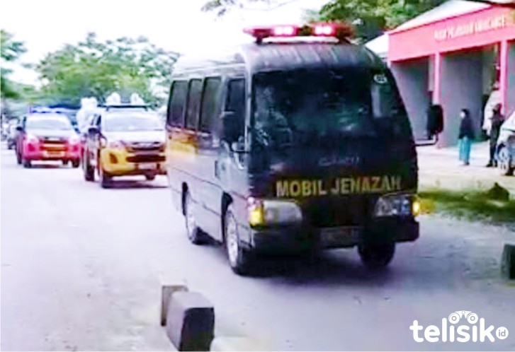 Mobil jenazah yang mengangkut RR, pasien postif COVID-19 yang meninggal dunia. Foto: Ibnu/Telisik