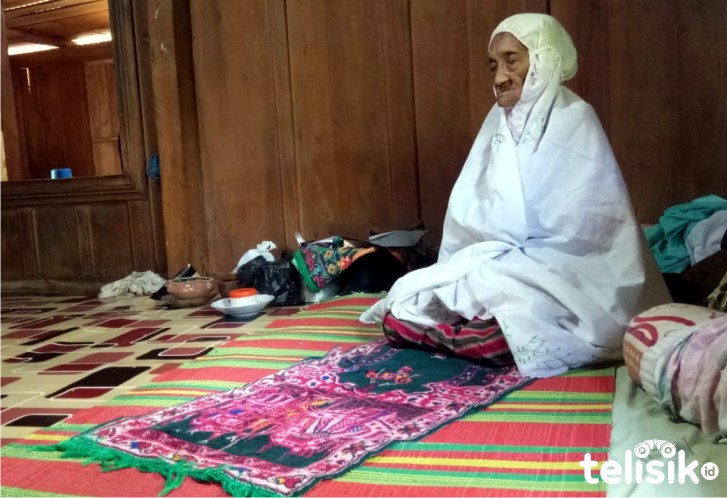 Nenek Wa Kaua sedang salat Dzuhur. Foto: Ridwan/ Telisik