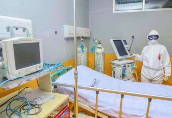 Petugas medis menunjukkan ruang isolasi pasien COVID-19. Foto: Repro Antara.com