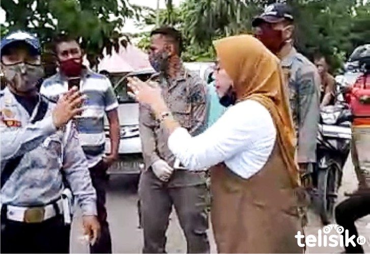 Seorang Ibu (kanan) yang ngotot masuk wilayah Konut. Foto: Ist.