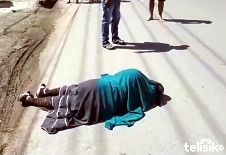 Seorang wanita di Kolaka dibiarkan  terkapar di pinggir jalan. Warga khawatir terkait kasus Corona. Foto : Yus/Telisik